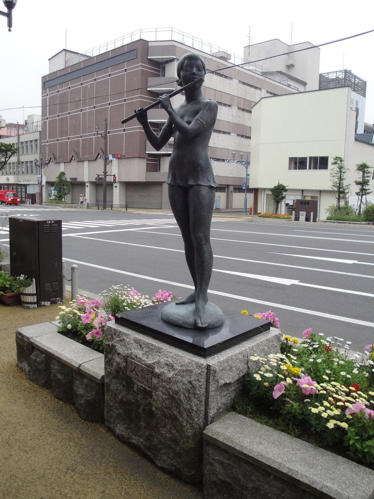 statue_nusamai_bridge_kushiro